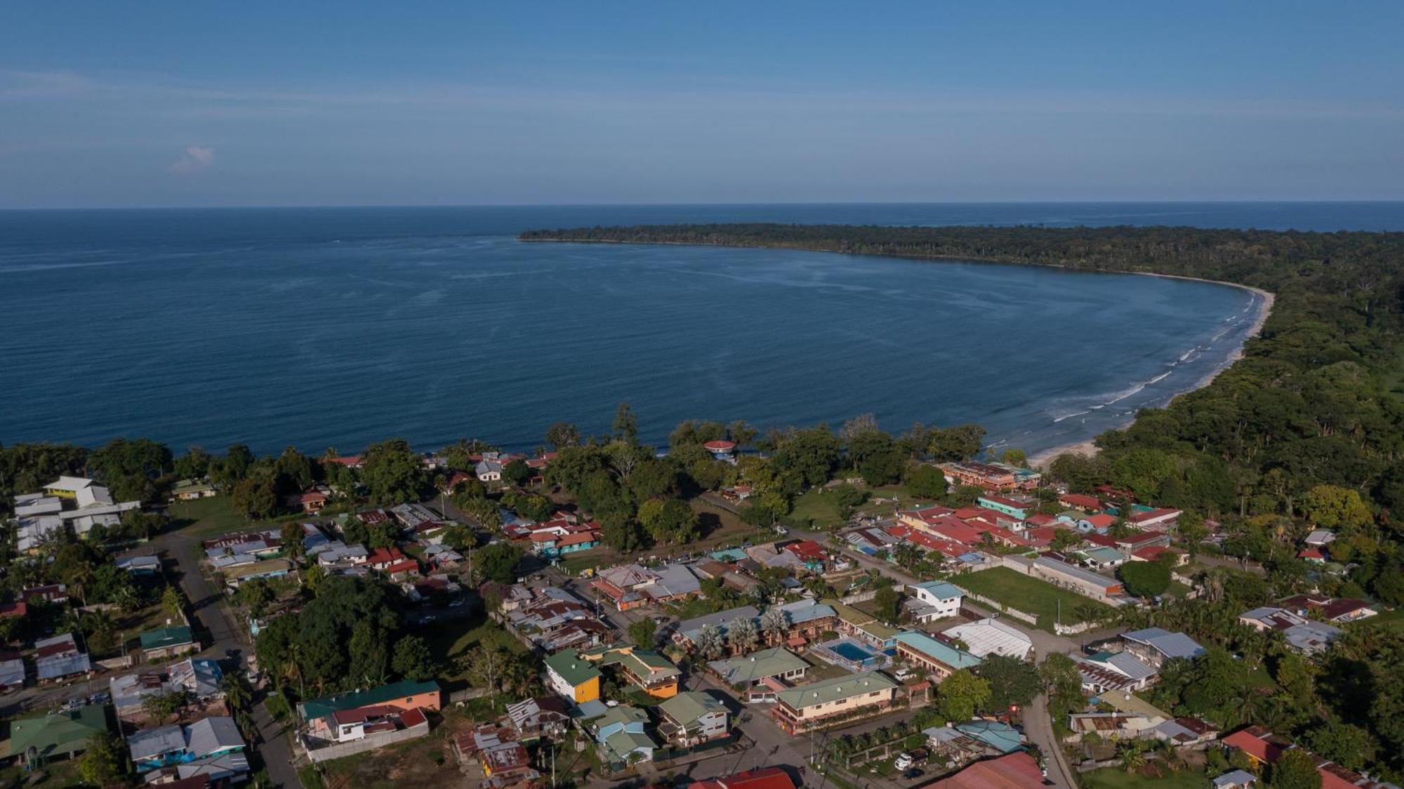 Namaitami Casa Hermosa Con Ac Y Piscina A Solo 650 Metros Del Parque Nacional Cahuita Bagian luar foto