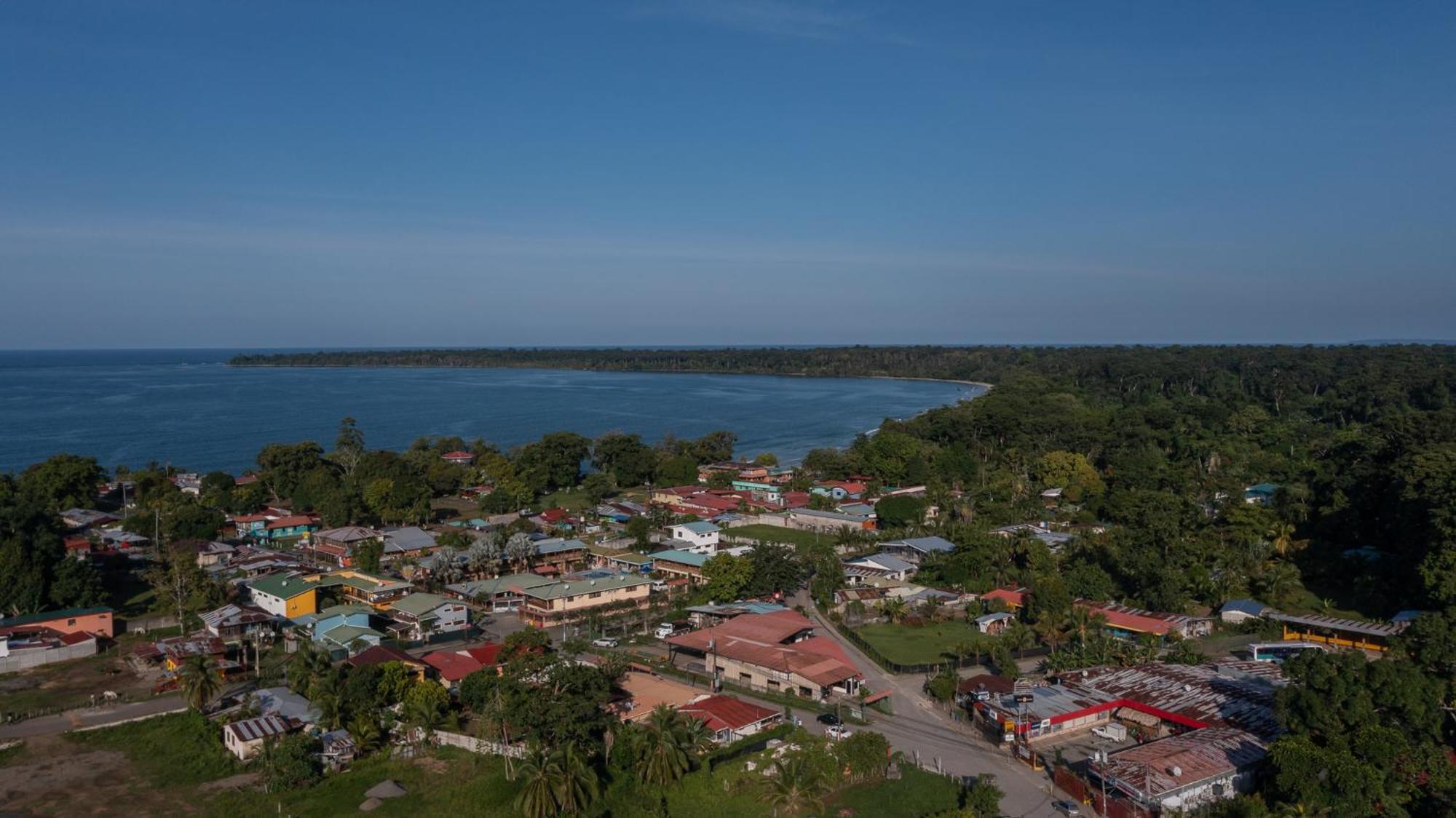 Namaitami Casa Hermosa Con Ac Y Piscina A Solo 650 Metros Del Parque Nacional Cahuita Bagian luar foto